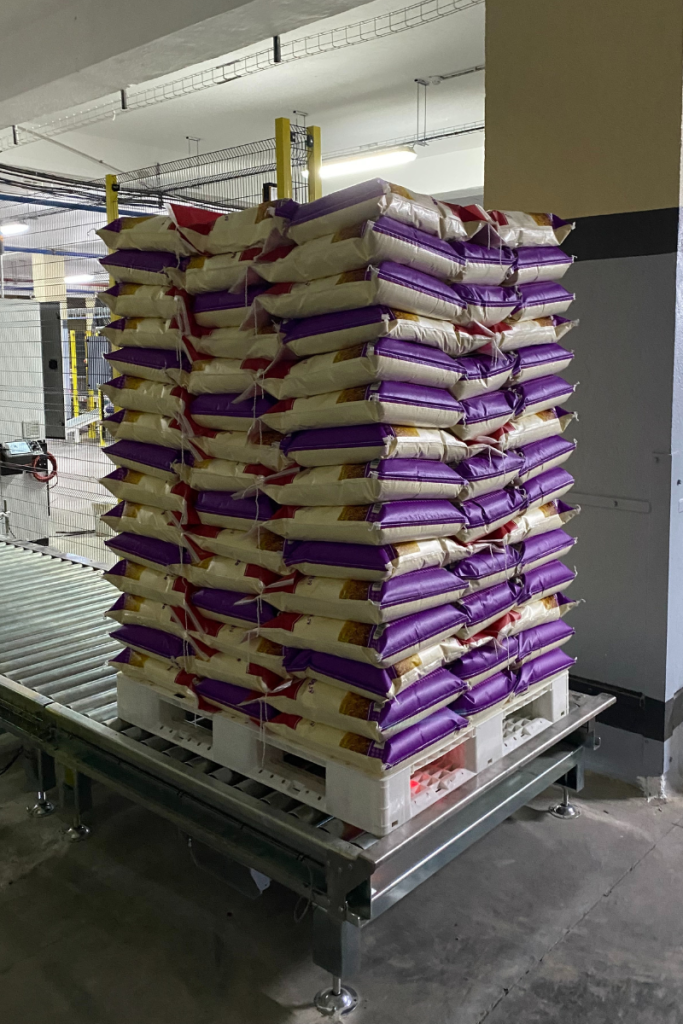 Pallet di sacchi a bocca aperta
