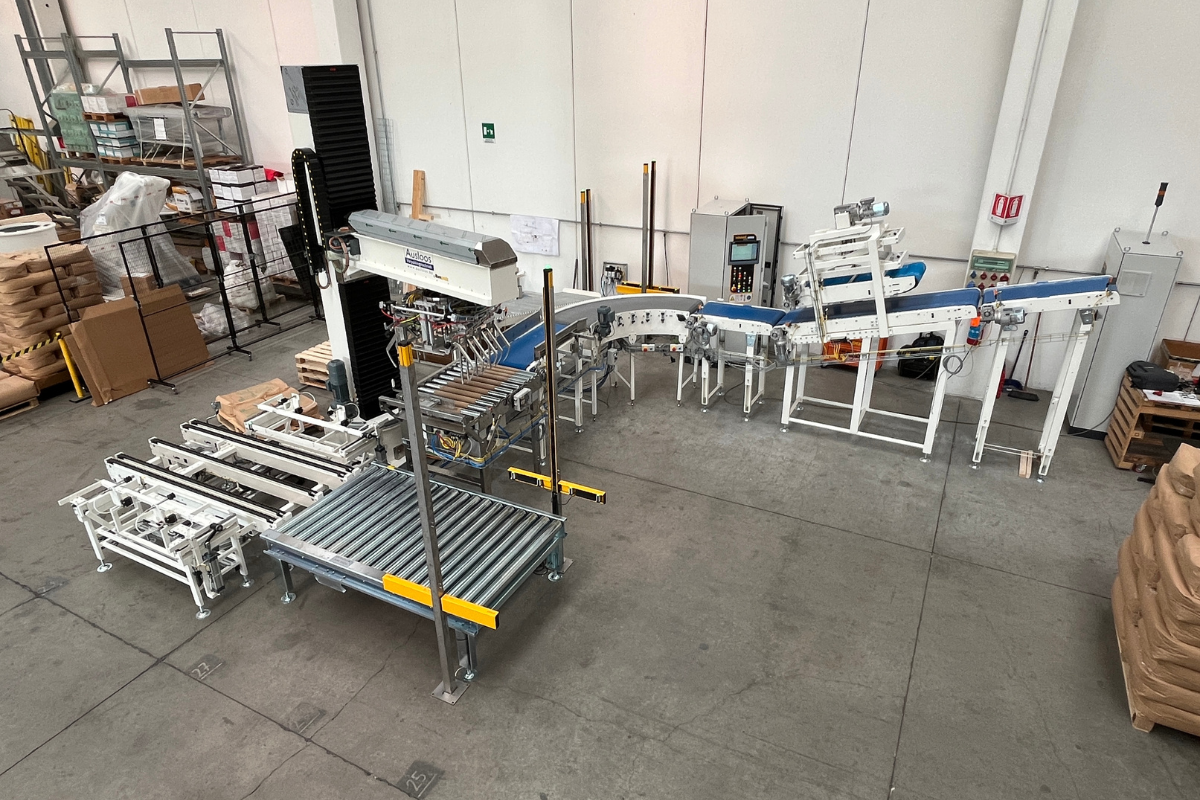 Robot pallettizzatore per linea di pallettizzazione sacchi