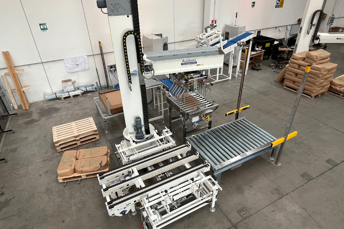 Robot pallettizzatore per linea di pallettizzazione sacchi