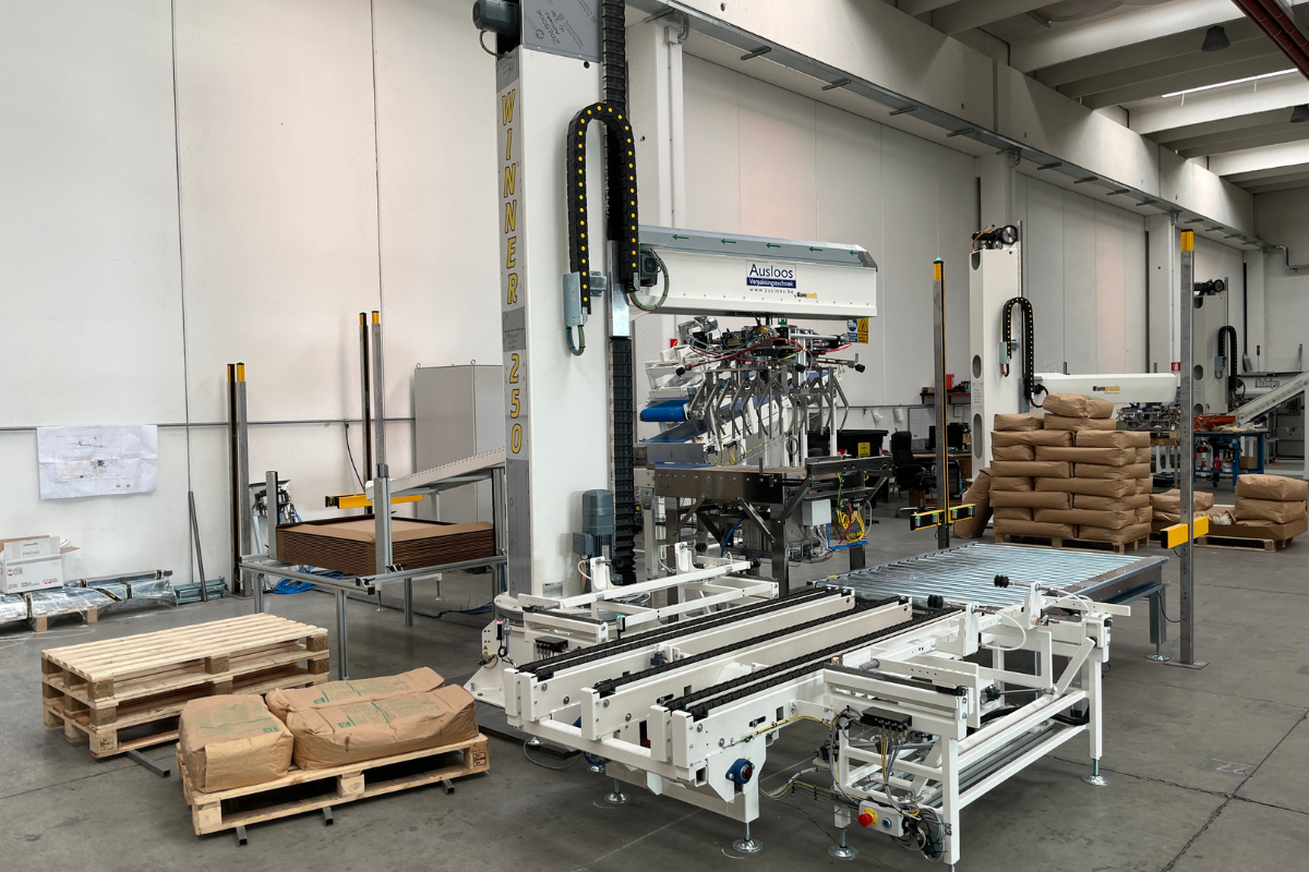 Robot pallettizzatore per linea di pallettizzazione sacchi